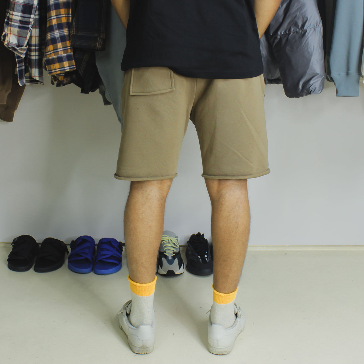 Men&#39;s camel shorts displayed in a casual setting.